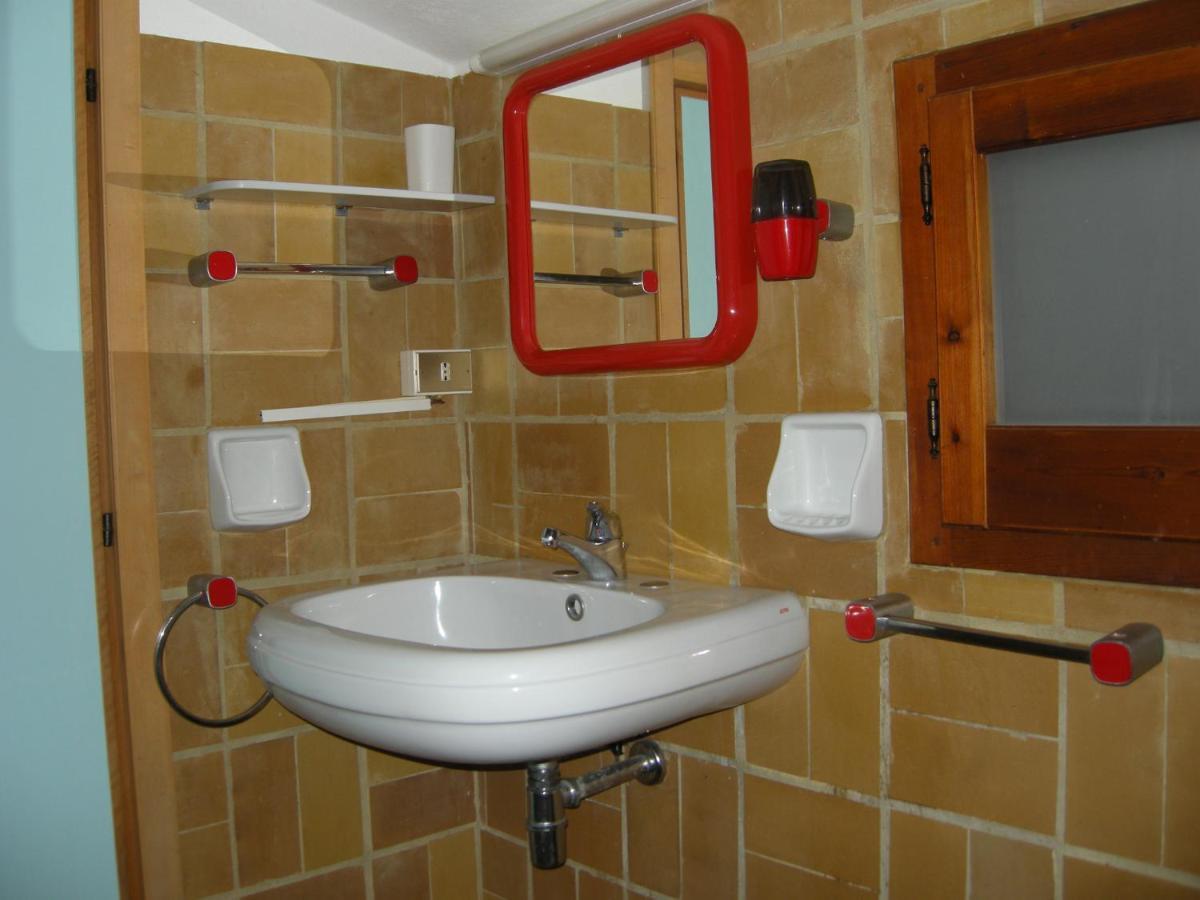 Sìnnai Via Dei Gerani B&B الغرفة الصورة